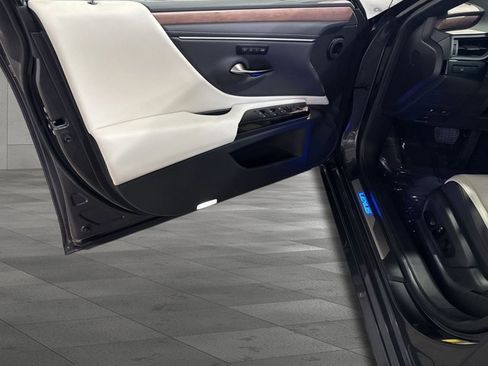 Certified 2025 Lexus ES 300h w/ Premium Package image 21