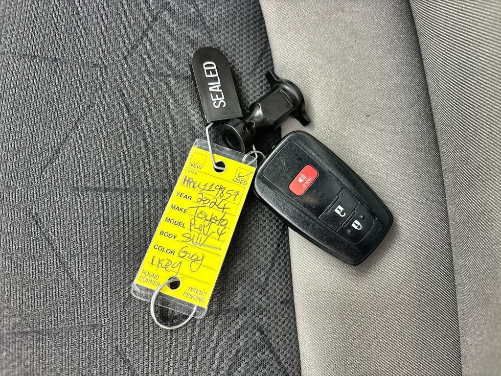 Used 2024 Toyota RAV4 XLE AWD/4WD image 27