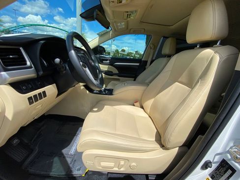 Used 2019 Toyota Highlander SE image 5