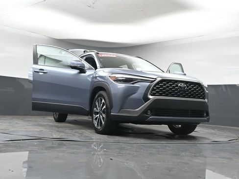 Used 2023 Toyota Corolla Cross XLE image 43