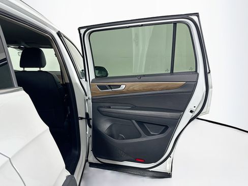 Used 2025 Volkswagen Atlas SE image 31