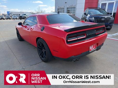 Used 2016 Dodge Challenger R/T image 3