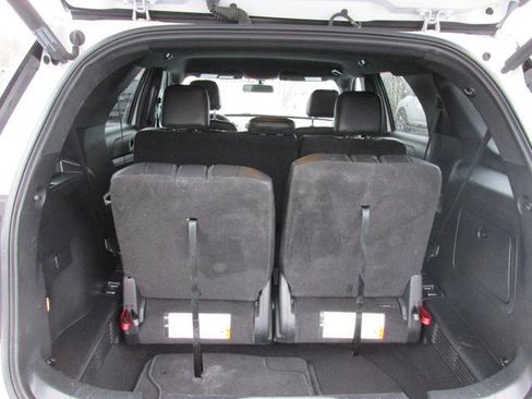 Used 2017 Ford Explorer XLT w/ Equipment Group 202A image 7