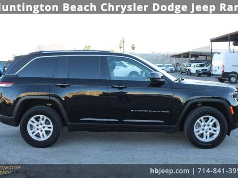 Used 2023 Jeep Grand Cherokee Laredo image 3