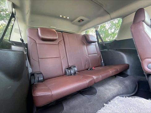 Used 2018 Chevrolet Suburban Premier AWD/4WD image 25