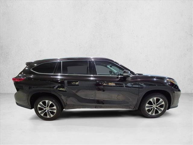Used 2021 Toyota Highlander XLE FWD image 4