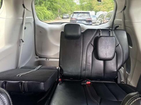 Used 2024 Chrysler Pacifica Touring-L FWD image 16