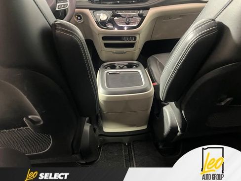 Used 2023 Chrysler Pacifica Touring-L AWD/4WD image 20