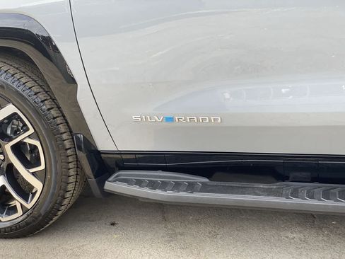 Used 2025 Chevrolet Silverado EV RST AWD/4WD image 10