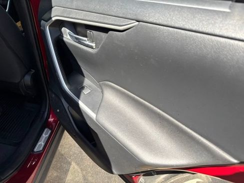 Used 2019 Toyota RAV4 XLE w/ Convenience Package FWD image 20