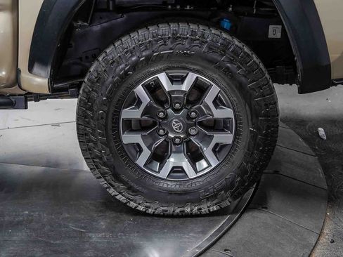 Used 2019 Toyota Tacoma TRD Off-Road w/ Technology Package AWD/4WD image 10