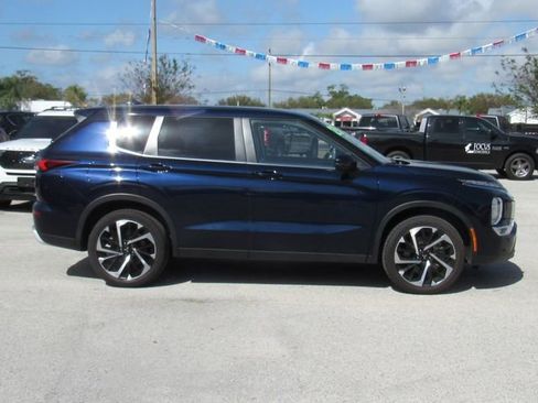 Used 2023 Mitsubishi Outlander SE image 2