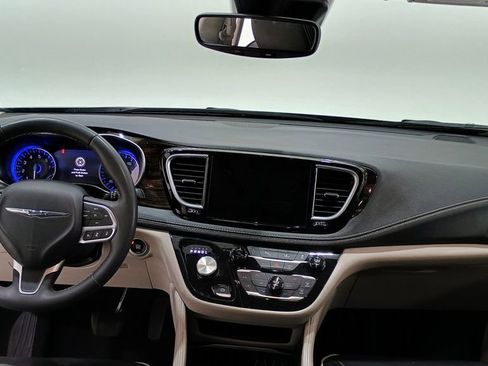 Used 2023 Chrysler Pacifica Limited image 13