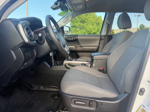 Used 2020 Toyota Tacoma SR5 AWD/4WD image 12