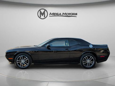 Used 2019 Dodge Challenger SXT image 3