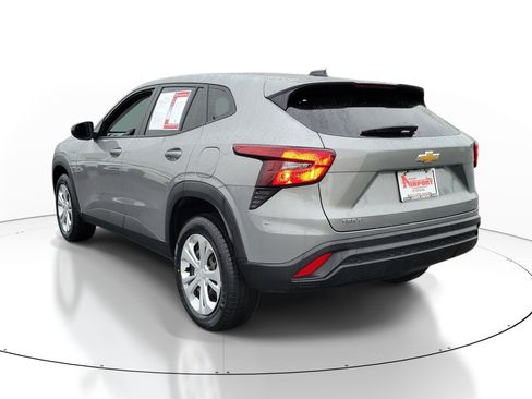 Used 2024 Chevrolet Trax LS w/ Driver Confidence Package FWD image 3