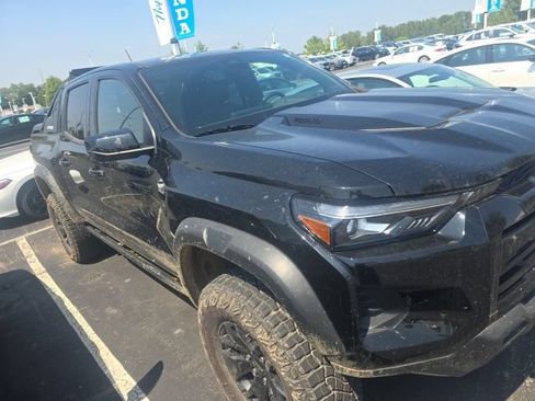 Used 2025 Chevrolet Colorado ZR2 w/ Midnight Edition AWD/4WD image 3
