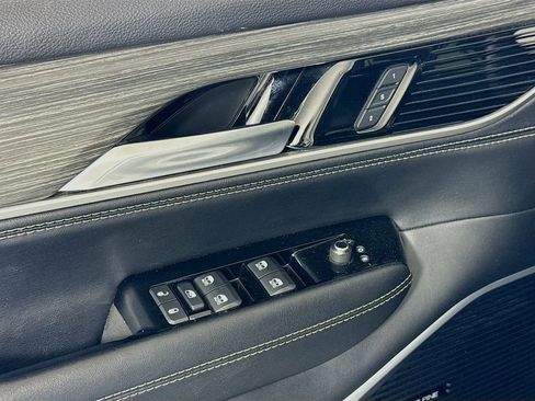Used 2024 Jeep Wagoneer Series II w/ Flexible Seating Group RWD image 18