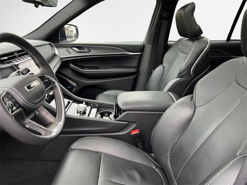 Used 2024 Jeep Grand Cherokee Overland w/ Luxury Tech Group IV image 12