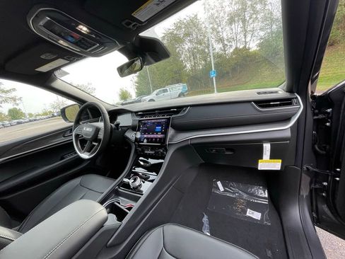 New 2025 Jeep Grand Cherokee L Limited w/ Black Appearance Package image 11