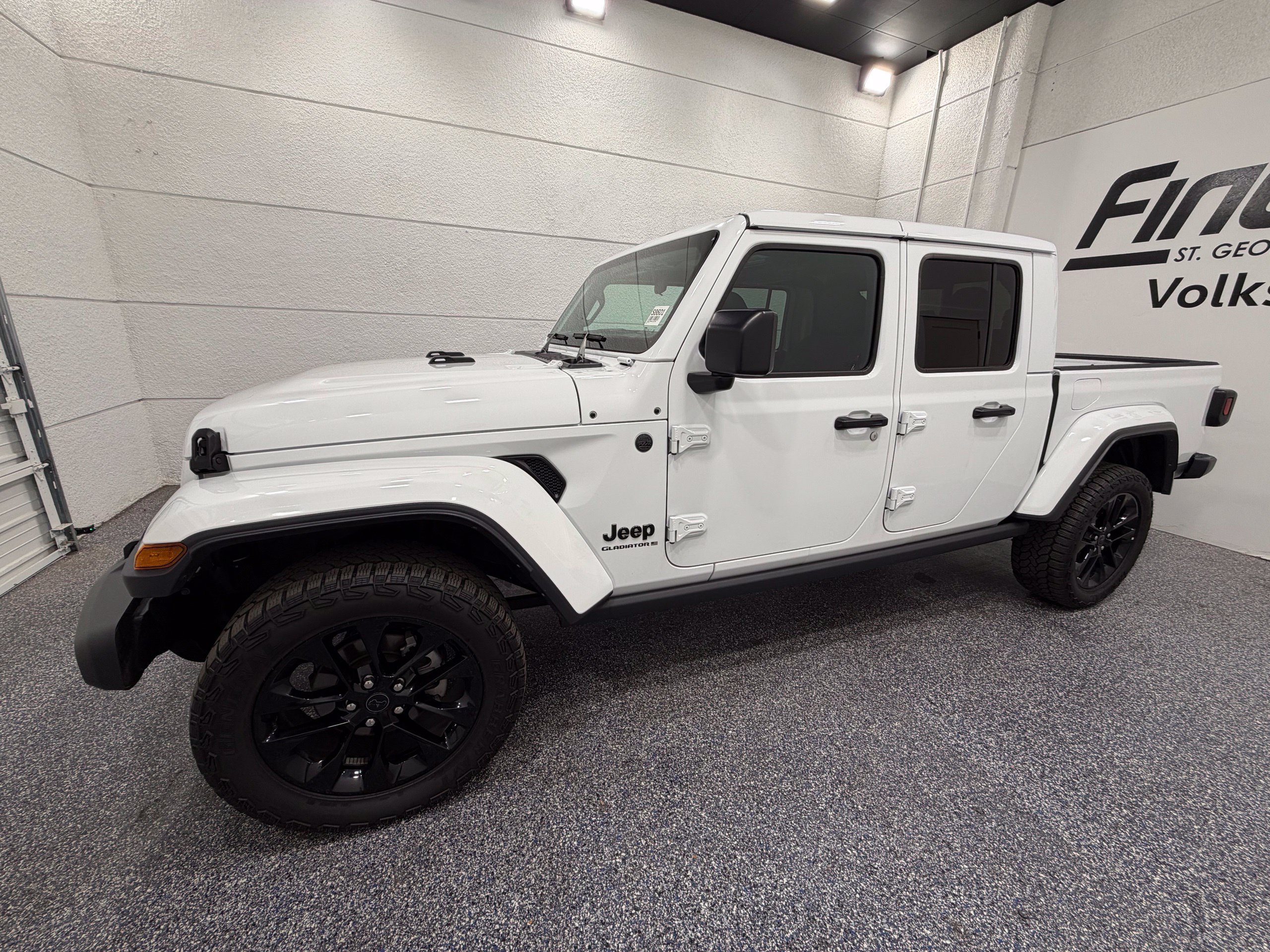 Used 2025 Jeep Gladiator Sport AWD/4WD image 2