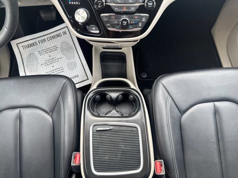 Used 2024 Chrysler Pacifica Touring-L FWD image 20