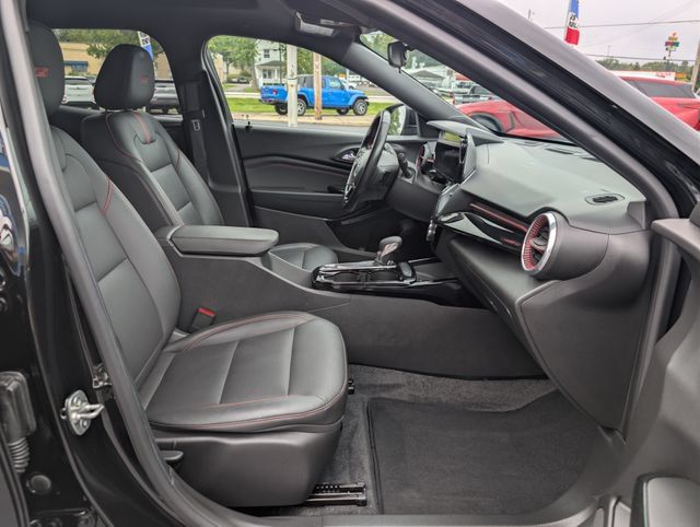 Used 2024 Chevrolet Trax RS w/ Sunroof Package FWD image 12