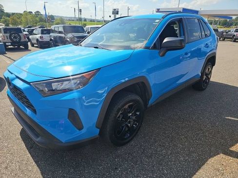 Used 2019 Toyota RAV4 LE FWD image 3