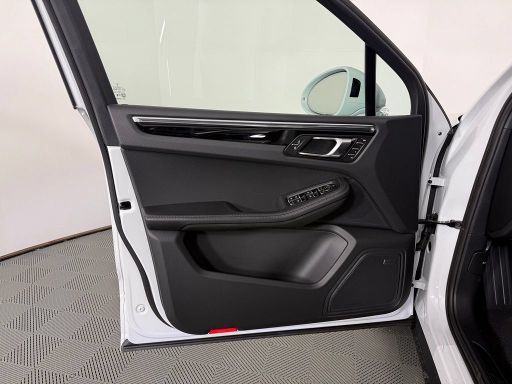 Certified 2026 Porsche Macan AWD/4WD image 19