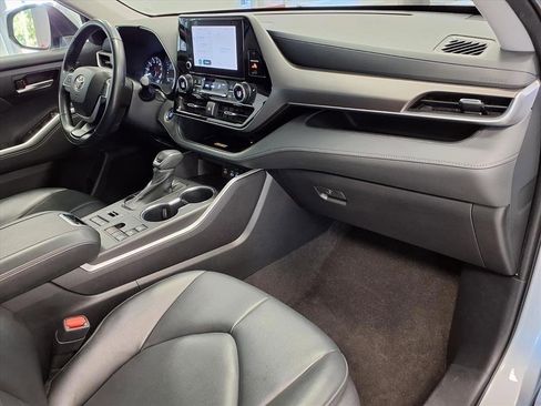 Used 2023 Toyota Highlander XLE image 9