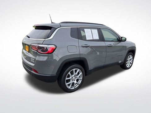 Used 2023 Jeep Compass Latitude AWD/4WD image 3