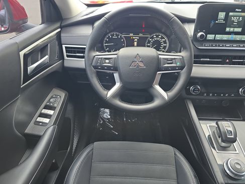 Used 2024 Mitsubishi Outlander SE FWD image 14