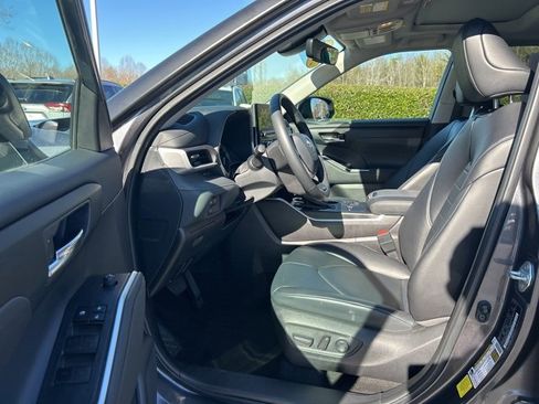Used 2024 Toyota Highlander XLE image 15