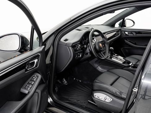 Used 2025 Porsche Macan image 7