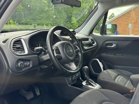 Used 2018 Jeep Renegade Latitude w/ Cold Weather Group AWD/4WD image 14