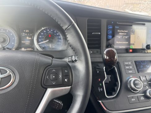 Used 2017 Toyota Sienna Limited image 24