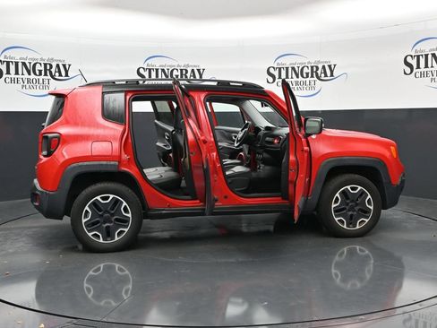 Used 2015 Jeep Renegade Trailhawk w/ Premium Leather Group AWD/4WD image 36