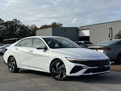 Used 2025 Hyundai Elantra SEL image 7