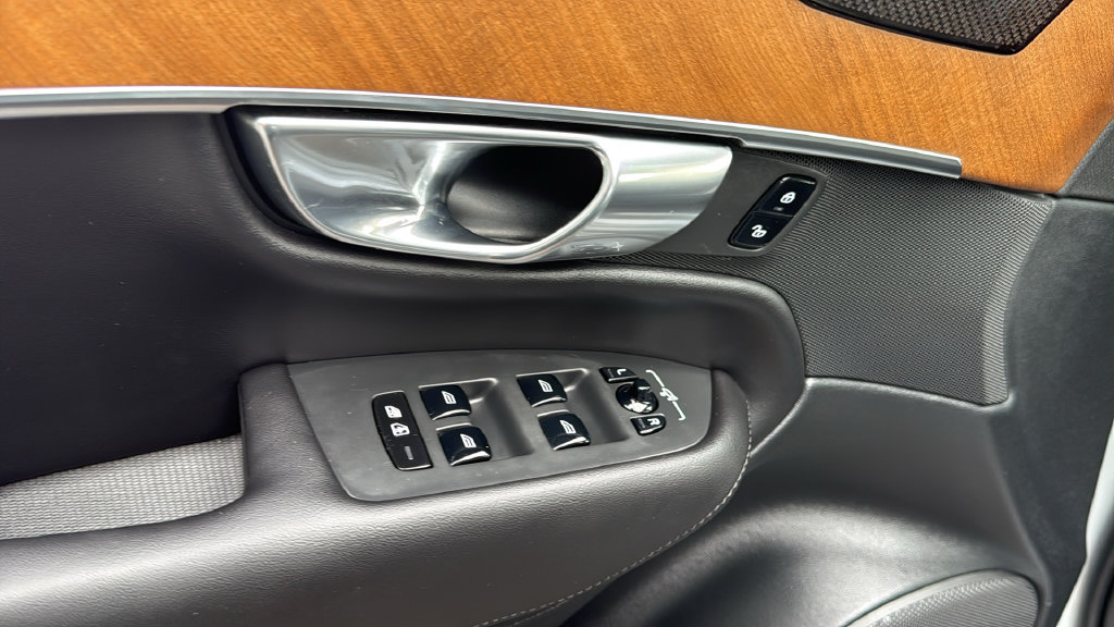Certified 2025 Volvo XC90 T8 Plus AWD/4WD image 8