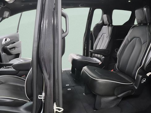 Used 2025 Chrysler Pacifica Limited FWD image 24