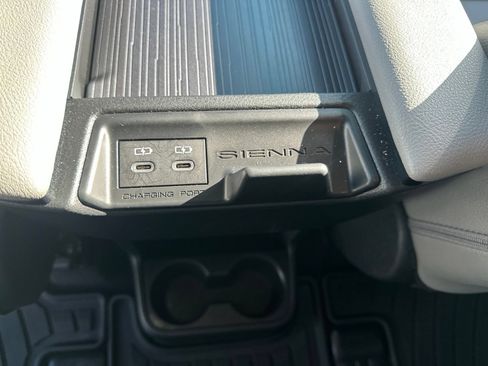Used 2025 Toyota Sienna XLE w/ XLE Plus Package FWD image 17