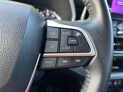 Used 2023 Toyota Highlander XLE FWD image 21