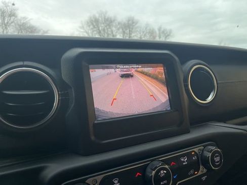 Used 2018 Jeep Wrangler Unlimited Sahara image 19