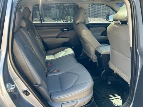 Used 2022 Toyota Highlander XLE AWD/4WD image 18