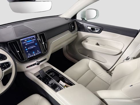 Certified 2023 Volvo XC60 B5 Plus w/ Protection Package Premier image 25