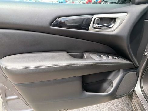 Used 2020 Nissan Pathfinder S AWD/4WD image 32