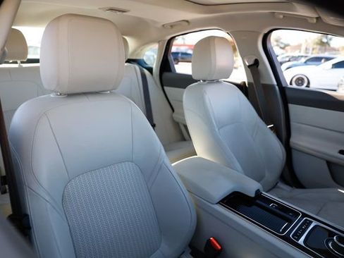 Used 2017 Jaguar XF Prestige image 16