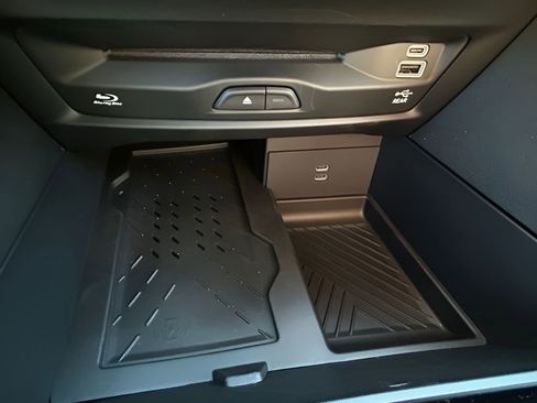 New 2026 Chrysler Pacifica Limited w/ Uconnect Theater Family Group image 25