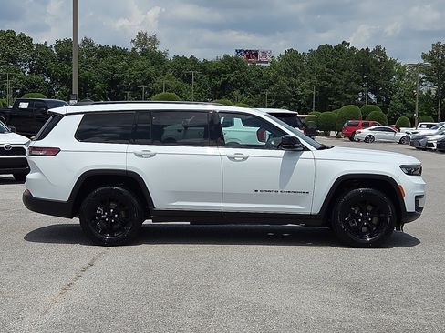Used 2024 Jeep Grand Cherokee L Altitude AWD/4WD image 6