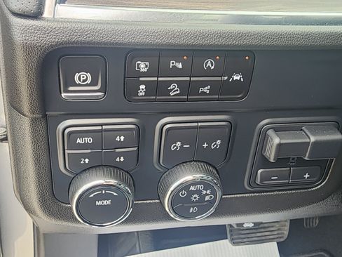 Used 2025 Chevrolet Suburban Premier AWD/4WD image 15